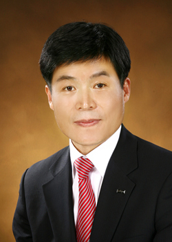 LCD 및 OLED 검사 장비 업체인 쎄미시스코가 코스닥 시장에 상장된다.\r\n쉽게 말해 쎄미시스코는 플라즈마 진단 및 유리기판 검사 장비를 만드는 업체다.\r\n국내 삼성전자, LG디스플레이 등이 주요 고객사다. 중국 BOE라는 업체 매출 비중도 상당히 높다.\r\n지난 10년 간 약 2000여대의 장비를 국내외 주요 고객사에 공급한 실적을 갖고 있다.\r\n상장은 11월 중으로 진행되며, 오는 2, 3일 기관 청약 9, 10일 일반 청약 과정을 거친다.\r\n주당 공모 희망가는 7000원~8000원 사이며, 모두 96만 1800주가 공모된다.\r\n지난 2008년 84억원, 2009년 글로벌 금융위기 여파로 33억원, 2010년 107억원의 매출을 올렸다. 2011년 반기 동안에는 96억원의 매출을 올렸다.\r\n우봉주 부사장 겸 CTO는 “올 해 매출이 크게 늘어난 부분은 중국 BOE사의 공격적인 설비 확충으로 인해 다소 늘어난 부분이 있다”고 말했다.\r\n디스플레이 제조공정의 핵심인 진공 공정장비들의 진공누설여부를 접촉 없이 실시간으로 진단해 내는 플라즈마 진단 장비인 ‘Smart HMS TM’이나 LCDㆍOLED용 유리기판의 굴곡 검사 장비인 ‘EGIS Wavi TM’ 등은 글로벌 시장에서 호평을 받고 있는 상황이다.\r\n쎄미시스코는 지난 2009년까지만 해도 많지 않은 제품 라인업으로 매출이 정체돼 있었다. 다만 수년 간의 연구개발(R&D)를 통해 제품 라인업을 넓혀 최근에는 4개 제품 포트폴리오를 갖고 있다. 이를 통해 매출을 키워 나가겠다는 계획이다.\r\n여기에 꾸준한 R&D를 통해 새로운 제품을 지속적으로 출시할 방침이다.\r\n영업이익률이 여타 반도체 및 디스플레이 장비 업체와 비교가 안될 만큼 높아 2011년 반기 동안 35%의 영업이익률을 보였다.\r\n부채 비율은 반기 기준 19%, 차입금의존도는 0.2%, 유동비율, 당좌비율은 각각 682%, 564%라 재무적으로 안정돼 있다. 현금 유동성도 뛰어난 상황이다.\r\n\r\n다만 매출 규모 자체가 크지 안다는 것은 다소 부담스러울 수 있다.\r\n반도체 장비 업체의 매출 사이클이 대기업에 의존해 움직인다는 점도 부담일 수 있다. 실제 쎄미시스코는 지난 2009년 매출액이 전년 대비 반토막도 못 올렸다. 여기에 최근 LCD 업황이 좋지 않다는 부분도 지적된다.