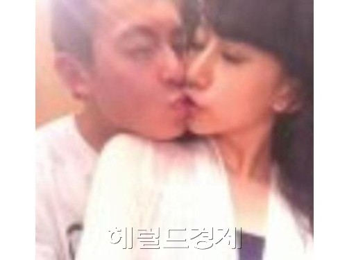 인터넷에 공개된 천관시와 셰즈후이의 키스 사진