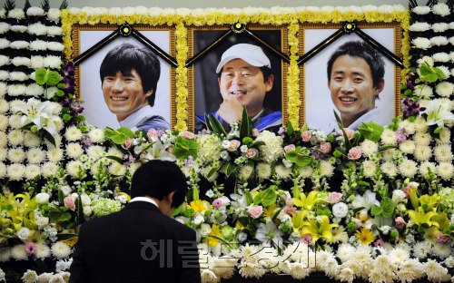 안나푸르나 남벽 '코리아신루트'를 개척하다가 실종된 산악인 故박영석 대장, 신동민, 강기석 대원의 분향소가 서울대학교 병원 장례식장에 마련된 가운데 박영석 대장의 아들 성우군이 빈소를 지키고 있다. 박해묵 기자/mook@heraldm.com\r\n안나푸르나 남벽 '코리아신루트'를 개척하다가 실종된 산악인 故박영석 대장, 신동민, 강기석 대원의 분향소가 서울대학교 병원 장례식장에 마련된 가운데 박영석 대장의 아들 성우군이 빈소를 지키고 있다. 박해묵 기자/mook@heraldm.com\r\n안나푸르나 남벽 ‘코리아 신루트’를 개척하다가 실종된 산악인 故 박영석 대장, 신동민, 강기석 대원의 분향소가 서울대학교 병원 장례식장에 마련된 가운데 2일 문상객들이 헌화하고 있다. 박해묵 기자/mook@heraldm.com