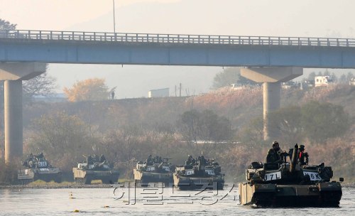 2일 오전 경기도 여주시, 강원도 원주시 부론면 남한강 대교 일대에서 2011호국훈련 도하훈련이 열렸다. 육군7856부대 장갑차가 남한강을 가로질러 도섭을 하고 있다.<br />이상섭 기자. babtong@heraldm.com 2011.11.02\r\n2일 오전 경기도 여주시, 강원도 원주시 부론면 남한강 대교 일대에서 2011호국훈련 도하훈련이 열렸다. 육군7856부대 장갑차가 남한강을 가로질러 도섭을 하고 있다.\n이상섭 기자. babtong@heraldm.com 2011.11.02\r\n경기 여주시, 강원 원주시 부론면 남한강 대교 일대에서 2일 ‘2011 호국훈련’ 도하훈련이 열렸다. 육군 7856부대 장갑차가 물살을 가르며 남한강을 건너고 있다.  이상섭 기자/babtong@heraldm.com