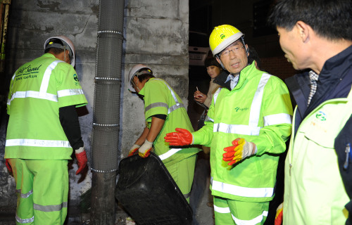 <YONHAP PHOTO-0639> 환경미화원과 대화 나누는 박원순 시장 (서울=연합뉴스) 박원순 서울시장이 2일 오전 관악구 서원동에서 환경미화원들과 함께 쓰레기 청소를 하며 애로 사항등을 청취하고 있다.<< 서울시 제공 >> 2011.11.2 leesh@yna.co.kr/2011-11-02 08:47:42/ <저작권자 ⓒ 1980-2011 ㈜연합뉴스. 무단 전재 재배포 금지.>\r\n<YONHAP PHOTO-0639> 환경미화원과 대화 나누는 박원순 시장 (서울=연합뉴스) 박원순 서울시장이 2일 오전 관악구 서원동에서 환경미화원들과 함께 쓰레기 청소를 하며 애로 사항등을 청취하고 있다.<< 서울시 제공 >> 2011.11.2 leesh@yna.co.kr/2011-11-02 08:47:42/ <저작권자 ⓒ 1980-2011 ㈜연합뉴스. 무단 전재 재배포 금지.>\r\n<YONHAP PHOTO-0639> 환경미화원과 대화 나누는 박원순 시장 (서울=연합뉴스) 박원순 서울시장이 2일 오전 관악구 서원동에서 환경미화원들과 함께 쓰레기 청소를 하며 애로 사항등을 청취하고 있다.<< 서울시 제공 >> 2011.11.2 leesh@yna.co.kr/2011-11-02 08:47:42/ <저작권자 ⓒ 1980-2011 ㈜연합뉴스. 무단 전재 재배포 금지.>\r\n<YONHAP PHOTO-0639> 환경미화원과 대화 나누는 박원순 시장 (서울=연합뉴스) 박원순 서울시장이 2일 오전 관악구 서원동에서 환경미화원들과 함께 쓰레기 청소를 하며 애로 사항등을 청취하고 있다.<< 서울시 제공 >> 2011.11.2 leesh@yna.co.kr/2011-11-02 08:47:42/ <저작권자 ⓒ 1980-2011 ㈜연합뉴스. 무단 전재 재배포 금지.>