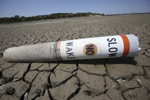 <YONHAP PHOTO-1321> FILE - In this Aug. 16, 2011 file photo, a buoy sits high and dry at Benbrook Lake in Benbrook, Texas. Freakish weather, from this weekends October snowstorm to the long-lasting drought in the US Southwest, is striking more often. And global warming should make future weather even weirder, a special international report says. (AP Photo/LM Otero, File)/2011-11-01 12:18:48/ <저작권자 ⓒ 1980-2011 ㈜연합뉴스. 무단 전재 재배포 금지.>
A buoy sits at dried up Benbrook Lake in Texas on Aug. 16.  AP-Yonhap News
