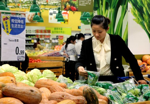 <YONHAP PHOTO-1962> (111014) -- SHANGHAI, Oct. 14, 2011 (Xinhua) -- A shopper buys vegetables at a supermarket in Shanghai, east China, Oct. 14, 2011. Inflation in China continues to ease from a 37-month high for a second month in September, but remaining inflationary pressures limit the possibility of a shift in macro-economic policy. The country's consumer price index (CPI), a main gauge of inflation, climbed 6.1 percent year-on-year in September from 6.2 percent in August, the National Bureau of Statistics (NBS) said Friday. (Xinhua/Liu Ying) (ljh)/2011-10-14 21:12:21/ <저작권자 ⓒ 1980-2011 ㈜연합뉴스. 무단 전재 재배포 금지.>
A shopper buys vegetables at a supermarket in Shanghai.  Xinhua-Yonhap News