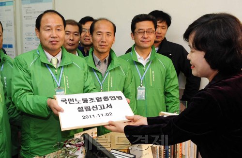 한국노총 민주노총에 이어 제 3노총인 국민노총이 공식 출범한 가운데 2일 오전 정연수 국민노총 초대 위원장이 고용노동부에 설립신고서를 내고 있다. 박해묵 기자/mook@heraldm.com\r\n정연수 위원장(왼쪽)이 2일 국민노총 설립신고서를 제출하고 있다.   박해묵 기자/mook@heraldm.com