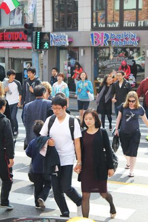 The streets of Itaewon retain an international flavor, but more and more Korean faces are seen in the crowds these days. Yonhap News