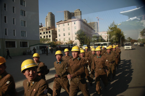 <YONHAP PHOTO-2446> In this photo taken through the window of a vehicle on Wednesday, Oct. 26, 2011, North Korean construction workers march on the road in Pyongyang in North Korea. (AP Photo/Ng Han Guan)/2011-10-27 21:26:02/ <저작권자 ⓒ 1980-2011 ㈜연합뉴스. 무단 전재 재배포 금지.>
In this photo taken through the window of a vehicle on Oct. 26, North Korean construction workers march on the road in Pyongyang in North Korea.     AP-Yonhap News
In this photo taken through the window of a vehicle on Oct. 26, North Korean construction workers march on the road in Pyongyang in North Korea.     AP-Yonhap News