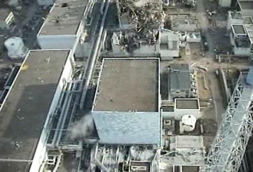 <YONHAP PHOTO-1082> FILE - In this April 10 2011 file photo taken by T-Hawk drone aircraft and released by Tokyo Electric Power Co. (TEPCO), the reactor building of Unit 2, center, of the Fukushima Dai-ichi nuclear power plant is seen in Okuma town, Fukushima Prefecture, northeastern Japan. Officials at the tsunami-damaged Fukushima Dai-ichi nuclear power plant detected a radioactive gas associated with fission Wednesday, Nov. 2, 2011, that could indicate a new problem at one of its reactors. They began injecting boric acid as a precautionary measure. (AP Photo/Tokyo Electric Power Co., File) EDITORIAL USE ONLY/2011-11-02 13:06:30/ <저작권자 ⓒ 1980-2011 ㈜연합뉴스. 무단 전재 재배포 금지.>
Reactor building at the Fukushima Dai-ichi nuclear power plant is seen in Fukushima Prefecture, Japan on April 10. AP-Yonhap News