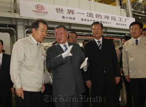 Hyundai Motor Group chairman Chung Mong-koo (second from left) talks with an executive from Kia Motors, a unit of the group, at the carmaker’s manufacturing plant in Yancheng in China on Wednesday.
Hyundai Motor