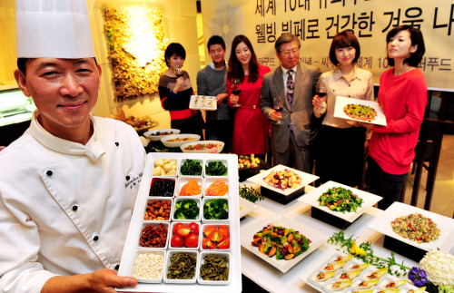 건국대에서 운영하는 '더 클래식500(대표 강병직)'의 라이브 뷔페 라구뜨(La goutte)에서 개점 1주년을 기념해 11월 한달간 '씨푸드 & 세계 10대 슈퍼푸드 페스티벌'을 열고 수석 주방장과 직원들이 건강한 겨울을 지내기 위한 웰빙 뷔페를 소개하고 있다. 뉴욕타임즈가 선정한 세계 10대 푸드로는 블루베리·연어·견과류·마늘·토마토·귀리·시금치·레드와인·브로컬리·녹차가 있다. 박현구 기자phko@heraldm.com 2011.11.02\r\n건국대에서 운영하는 '더 클래식500(대표 강병직)'의 라이브 뷔페 라구뜨(La goutte)에서 개점 1주년을 기념해 11월 한달간 '씨푸드 & 세계 10대 슈퍼푸드 페스티벌'을 열고 수석 주방장과 직원들이 건강한 겨울을 지내기 위한 웰빙 뷔페를 소개하고 있다. 뉴욕타임즈가 선정한 세계 10대 푸드로는 블루베리·연어·견과류·마늘·토마토·귀리·시금치·레드와인·브로컬리·녹차가 있다. 박현구 기자phko@heraldm.com 2011.11.02\r\n건국대에서 운영하는 '더 클래식500(대표 강병직)'의 라이브 뷔페 라구뜨(La goutte)에서 개점 1주년을 기념해 11월 한달간 '씨푸드 & 세계 10대 슈퍼푸드 페스티벌'을 열고 수석 주방장과 직원들이 건강한 겨울을 지내기 위한 웰빙 뷔페를 소개하고 있다. 뉴욕타임즈가 선정한 세계 10대 푸드로는 블루베리·연어·견과류·마늘·토마토·귀리·시금치·레드와인·브로컬리·녹차가 있다. 박현구 기자phko@heraldm.com 2011.11.02