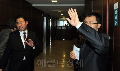 3일 오전 서울시청  대회의실에서  박원순 서울시장과  25개 자치구청장과 함께하는 시.구 조찬간담가 열리고 있다.이날 회의는 취재진과 외부인의 출입을 전면통제하며 철저히 비공개로 진행되었다/ 안훈기자 rosedale@ 2011.11.03\r\n3일 오전 서울시청  대회의실에서  박원순 서울시장과  25개 자치구청장과 함께하는 시.구 조찬간담가 열리고 있다.이날 회의는 취재진과 외부인의 출입을 전면통제하며 철저히 비공개로 진행되었다/ 안훈기자 rosedale@ 2011.11.03\r\n3일 오전 서울시청  대회의실에서  박원순 서울시장과  25개 자치구청장과 함께하는 시.구 조찬간담가 열리고 있다.이날 회의는 취재진과 외부인의 출입을 전면통제하며 철저히 비공개로 진행되었다/ 안훈기자 rosedale@ 2011.11.03\r\n3일 오전 박원순 서울시장과 25개 구청장이 함께하는 시ㆍ구 조찬간담가 열리고 있는 서울시청 대회의실에서 비서진이 기자의 출입을 막고 있다. 대부분 비공개 회의도 회의 전 포토타임을 갖는 것이 통례임에도 이날 회의는 취재진의 출입을 전면통제, 비공개로 진행됐다. 안훈 기자/rosedale@