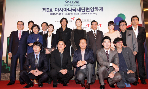 2일 저녁 광화문 씨네큐브에서 제 9회 아시아나국제단편영화제(AISFF)가 열리는 가운데 윤영두 아시아나항공사장(뒷줄 왼쪽 첫번째), 박상구 금호아시아나회장(뒷줄 오른쪽에서 네번째), 안성기 집행위원장(아랫줄 가운데)등 주요 참석자들이 포토세션을 하며 개막을 알리고 있다. <br />이상섭 기자. babtong@heraldm.com 2011.11.02\r\n2일 저녁 광화문 씨네큐브에서 제 9회 아시아나국제단편영화제(AISFF)가 열리는 가운데 윤영두 아시아나항공사장(뒷줄 왼쪽 첫번째), 박상구 금호아시아나회장(뒷줄 오른쪽에서 네번째), 안성기 집행위원장(아랫줄 가운데)등 주요 참석자들이 포토세션을 하며 개막을 알리고 있다. \r\n이상섭 기자. babtong@heraldm.com 2011.11.02\r\n2일 저녁 광화문 씨네큐브에서 제 9회 아시아나국제단편영화제(AISFF)가 열리는 가운데 윤영두 아시아나항공사장(뒷줄 왼쪽 첫번째), 박상구 금호아시아나회장(뒷줄 오른쪽에서 네번째), 안성기 집행위원장(아랫줄 가운데)등 주요 참석자들이 포토세션을 하며 개막을 알리고 있다. \n이상섭 기자. babtong@heraldm.com 2011.11.02
