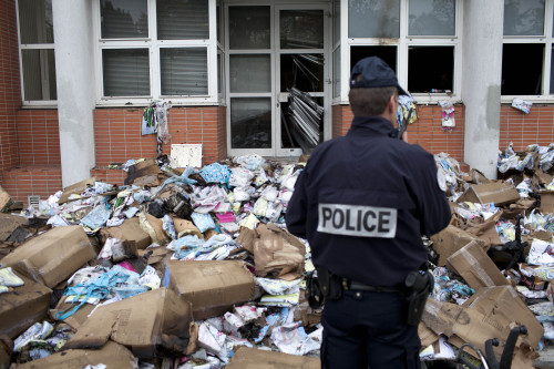 <YONHAP PHOTO-1946> A police officer stands in front of the headquarters of satiric French newspaper Charlie Hebdo, that "invited" the Prophet Muhammad as a guest editor this week, in Paris, Wednesday, Nov. 2, 2011. A police official said the fire broke out overnight at the offices of Charlie Hebdo, and the cause remains unclear. No injuries were reported. The official spoke on condition of anonymity because an investigation into the fire is under way. (AP Photo/Thibault Camus)/2011-11-02 19:39:34/ <저작권자 ⓒ 1980-2011 ㈜연합뉴스. 무단 전재 재배포 금지.>
A police officer stands in front of the Charlie Hebdo headquarters in Paris on Wednesday. AP-Yonhap News
A police officer stands in front of the Charlie Hebdo headquarters in Paris on Wednesday. AP-Yonhap News