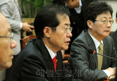 한나라당 홍준표 대표가 3일 오전 국회 당 대표실에서 열린 최고위원회의에서 모두발언을 하고 있다.양동출dcyang@heraldm.com/111103/