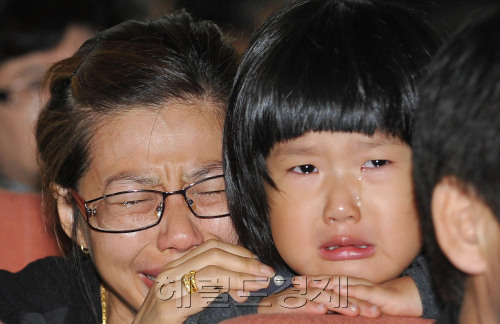 고(故) 박영석 대장과 강기석, 신동민 대원의 합동 영결식이 3일 오전 서울 종로구 서울대학교병원 의생명 연구원에서 엄수된 가운데 고인의 유가족 및 지인들이 오열하고 있다.<br />안훈 기자/rosedale@heraldm.com 111103\r\n고(故) 박영석 대장과 강기석, 신동민 대원의 합동 영결식이 3일 오전 서울 종로구 서울대학교병원 의생명 연구원에서 엄수된 가운데 고인의 유가족 및 지인들이 오열하고 있다.\n안훈 기자/rosedale@heraldm.com 111103\r\n고(故) 박영석 대장과 강기석ㆍ신동민 대원의 합동영결식이 엄수된 3일 오전 서울 종로구 서울대학교병원의 생명연구원에서 유가족과 산악인 등 추모객들이 고인들을 떠나보내며 오열하고 있다. 안훈 기자/rosedale@heraldm.com