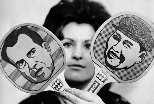 <YONHAP PHOTO-1546> In this Friday, Nov. 5, 1971 file photo, a woman holds up Ping-Pong paddles with U.S. President Richard Nixon and Chinese Chairman Mao Zedong caricatures on them in Dortmund, Germany. Much has changed since the age of "ping pong diplomacy'' began when nine American players first looked across the net at Chinese opponents more than 40 years ago. The Cold War has been buried for two decades and China is now an economic powerhouse nipping at America's heels. And the Gulf state of Qatar _ an obscure patch of sand in 1971 _ is emerging as an international sports giant with the 2022 World Cup, another Olympic bid and a relentless appetite for headline-grabbing events, such as hosting an updated edition of table tennis-as-political icebreaker. (AP Photo, File)/2011-11-02 16:27:15/ <저작권자 ⓒ 1980-2011 ㈜연합뉴스. 무단 전재 재배포 금지.>
This 1971 file photo shows a woman holding up ping pong paddles with caricatures of U.S. President Richard Nixon and Chinese leader Mao Zedong in Dortmund, Germany.  AP-Yonhap News