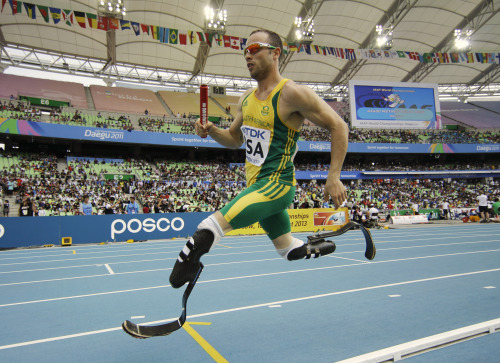 <YONHAP PHOTO-0128> FILE - In this Sept. 1, 2011 file photo, South Africa's Oscar Pistorius competes in a qualification round for the Men's 4x400m relay at the World Athletics Championships in Daegu, South Korea. Pistorius needs to run another 400-meter `A" qualifying time in the three months before the London Olympics to make history as the first amputee athlete to run at an able-bodied games. (AP Photo/Matt Dunham, File)/2011-11-03 04:32:06/ <저작권자 ⓒ 1980-2011 ㈜연합뉴스. 무단 전재 재배포 금지.>
South Africa’s Oscar Pistorius  clocked 45.39 seconds in the 400m heats at the worlds in Daegu.  AP-Yonhap News