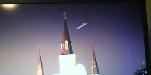 미국 미식축구 생방송 중계 도중 막대형 UFO가 포착돼 관심을 모으고 있다. \r\n1일(현지시각) 영국 데일리메일은 지난 달 23일 미국 프로미식축구(NFL) 경기 중계 도중 카메라가 미국 루이지애나주 뉴올리언스 지역 세인트루이스 대성당 방향으로 앵글을 이동하던 중 막대형 미확인비행물체(UFO)를 포착했다고 보도했다.\r\n이날 보도에 따르면 포착된 물체는 다양한 색깔의 빛을 내뿜는 막대형 UFO의 모습으로, 마치 유성처럼 대성당 인근 하늘을 빠른 속도로 지나간 것으로 전해졌다. 현재 동영상 사이트 유튜브에서는 한 누리꾼이 촬영한 1분 가량의 관련 동영상을 찾아볼 수 있다. \r\n이 소식을 접한 누리꾼들은 “여러번 돌려봐도 UFO처럼 보인다”, “저렇게 길다란 UFO는 처음 본다” “혹시 별똥별이 아닐까”, “정체가 뭔지 몰라도 신기하다”라는 등 다양한 반응을 보였다.