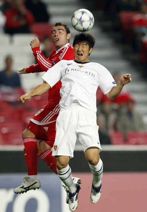 <YONHAP PHOTO-0504> Basel's Park Joo-Ho, from South Korea, right, jumps for the ball with Benfica's Bruno Cesar during their Champions League group C soccer match at Benfica's Luz stadium in Lisbon, Wednesday, Nov. 2 2011. (AP Photo/Armando Franca)/2011-11-03 06:04:06/ <저작권자 ⓒ 1980-2011 ㈜연합뉴스. 무단 전재 재배포 금지.>
Basel’s Park Joo-ho (front) and Benfica’s Bruno Cesar challenge for the ball.
AP-Yonhap News