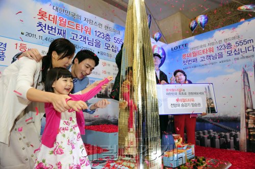 4일 오전 롯데백화점이 창립 32주년을 맞아 소공동 본점에서 277배 축소제작한 롯데월드타워 모형 앞에 포토존을 마련해 고객들의 눈길을 끌고 있다. 한편 롯데백화점 전점 사은행사장에서는 4일부터 21일 까지 경품응모를 한다. 당첨자 12명에게는 롯데월드타워를 가장 먼저 오를 수 있는 전망대 승각기 탑승권과 롯데호텔 숙박권을 1등 1명에게는 롯데월드타워 24k, 320g 황금모형과 롯데상품권 3,200만원을 증정한다. 박해묵 기자/mook@heraldm.com\r\n4일 오전 롯데백화점이 창립 32주년을 맞아 소공동 본점에서 277배 축소제작한 롯데월드타워 모형 앞에 포토존을 마련해 고객들의 눈길을 끌고 있다. 한편 롯데백화점 전점 사은행사장에서는 4일부터 21일 까지 경품응모를 한다. 당첨자 12명에게는 롯데월드타워를 가장 먼저 오를 수 있는 전망대 승각기 탑승권과 롯데호텔 숙박권을 1등 1명에게는 롯데월드타워 24k, 320g 황금모형과 롯데상품권 3,200만원을 증정한다. 박해묵 기자/mook@heraldm.com
