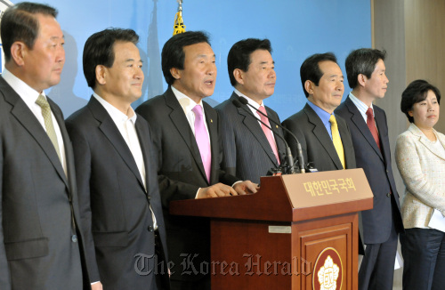 민주당 손학규 대표와 최고위원들이 3일 국회 정론관에서 야권 통합과 관련한 기자회견을 하고 있다.양동출dcyang@heraldm.com/111103/
Democratic Party chairman Rep. Sohn Hak-kyu (third from left) and the party’s Supreme Council members announce on Thursday a plan to work toward the consolidation of the liberal camp.  Yang Dong-chul/The Korea Herald