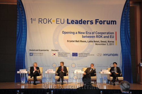 European Parliament’s Delegation for Relations with the Korean Peninsula member Frank Engel (second from right) and other panelists discuss the integration of East Asia using the example of European integration.  East Asia Foundation