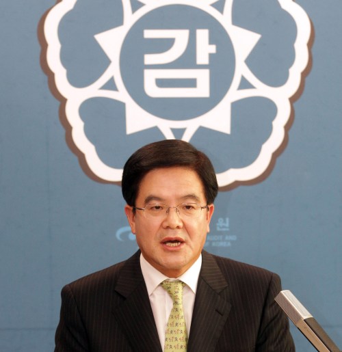 3일 오후 서울 종로구 삼청동 감사원에서 열린`대학재정 운용실태` 감사결과 중간 발표에서 김정하 감사원 제2사무차장이 기자들의 질문에 답하고 있다. (연합뉴스)