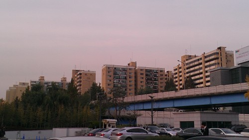 지난 30일 서울시의 ‘압구정 지구단위 정비계획안’의 공람이 끝났지만 압구정 주민들은 반대의사를 분명히 했다. 여기에 박원순 서울시장이 취임하며 한강르네상스 사업 추진에 제동이 걸릴 것으로 보여 압구정 재건축 사업의 앞날은 불투명해졌다. 사진은 압구정동 현대아파트 전경.