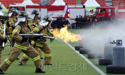서울시 소방재난본부가 4일 오전 서울 양천구 목동운동장에서 소방공무원, 의용소방대원등 5,600여명이 참가하는 '2011 종합소방기술경연대회'를 개최한 가운데 속도방수시범를 선보이고 있다. 박해묵 기자/mook@heraldm.com\r\n서울시 소방재난본부가 4일 오전 서울 양천구 목동운동장에서 소방공무원, 의용소방대원등 5,600여명이 참가하는 '2011 종합소방기술경연대회'를 개최한 가운데 속도방수시범를 선보이고 있다. 박해묵 기자/mook@heraldm.com\r\n서울시 소방재난본부가 4일 오전 서울 양천구 목동운동장에서 소방공무원, 의용소방대원 등 5600여명이 참가하는 ‘2011 종합 소방기술 경연대회’를 개최한 가운데 속도방수 시범을 선보이고 있다. 박해묵 기자/mook@
