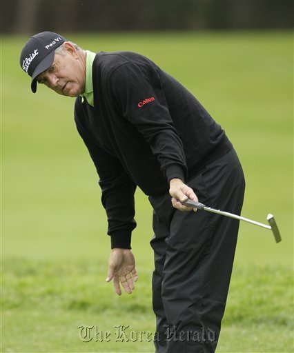 Jay Haas putts on the 14th green during the first round of the Charles Schwab Cup Championship golf tournament in San Francisco, Thursday.  AP-Yonhap News