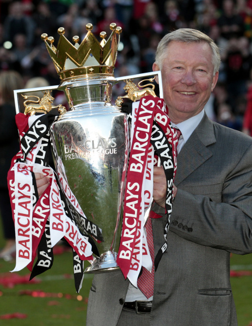 <YONHAP PHOTO-0121> ADVANCE FOR WEEKEND EDITIONS, NOV. 5-6 - FILE - In this May 22, 2011, file photo, Manchester United's manager Alex Ferguson celebrates with the English Premier League trophy after their match against Blackpool at Old Trafford in Manchester, England. Ferguson reaches 25 years in charge of Manchester United on Sunday, with the irascible Scot embarking upon his second quarter century boasting the same vigor with which he began the first. (AP Photo/Jon Super, File)/2011-11-04 01:42:55/ <저작권자 ⓒ 1980-2011 ㈜연합뉴스. 무단 전재 재배포 금지.>
Manchester United’s manager Alex Ferguson celebrates with the English Premier League trophy after their match against Blackpool at Old Trafford in Manchester on May 22.   AP-Yonhap News