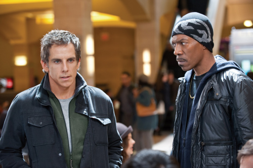 Building manager Josh (Ben Stiller, left) gets a lesson from petty crook Slide (Eddie Murphy) in “Tower Heist,” an action-comedy about working men who seek revenge on the Wall Street swindler who stiffed them. (David Lee/Courtesy Universal Pictures/MCT)
에디 머피 (Eddie Murphy