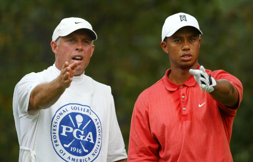 <YONHAP PHOTO-0104> Tiger Woods' former caddie Steve Williams (L), seen with Woods at the PGA Championship on August 12, 2005, reportedly referred to Woods in a racially disparaging manner a during the Annual Caddy Awards dinner in Shanghai on November 5, 2011. According to reports, when asked about his over-the-top celebration over his new boss Adam Scott's victory at the WGC-Bridgestone Invitational in August Williams said "My aim was to shove it right up that black a-------." UPI/John Angelillo/FILE/2011-11-06 02:07:45/ <저작권자 ⓒ 1980-2011 ㈜연합뉴스. 무단 전재 재배포 금지.>
Tiger Woods’ former caddie Steve Williams  UPI-Yonhap News