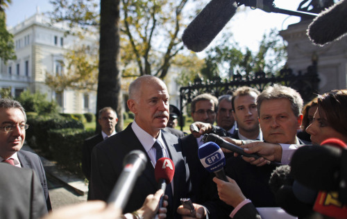 <YONHAP PHOTO-0922> Greece's Prime Minister George Papandreou addresses the media after his meeting with Greek President Karolos Papoulias, at the presidential house in Athens on Saturday, Nov. 5, 2011. Embattled Greek Prime Minister George Papandreou launched efforts to form a four-month coalition government, arguing the move is vital to demonstrating Greece's commitment to remaining in the eurozone.(AP Photo/Kostas Tsironis)/2011-11-05 21:50:24/ <저작권자 ⓒ 1980-2011 ㈜연합뉴스. 무단 전재 재배포 금지.>
Greece Prime Minister George Papandreou addresses the media in Athens on Saturday.  AP-Yonhap News
Greece Prime Minister George Papandreou addresses the media in Athens on Saturday.  AP-Yonhap News