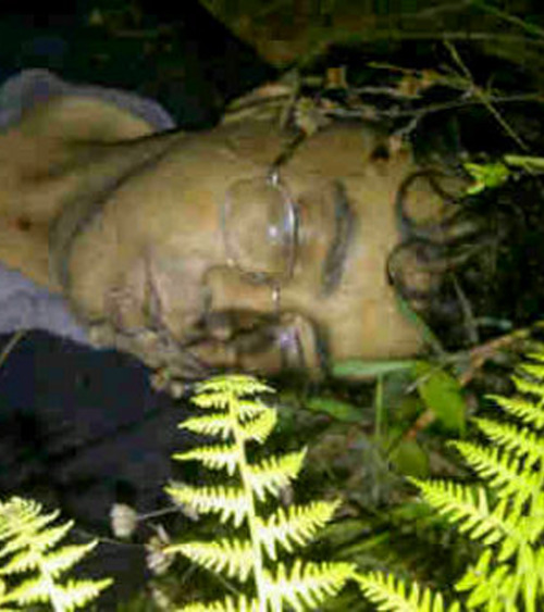 <YONHAP PHOTO-0209> EDS. NOTE GRAPHIC CONTENT - The body of Alfonso Cano, the top leader of the Revolutionary Armed of Colombia, or FARC, is seen after being killed in a military operation in Suarez, in the southwestern state of Cauca, Colombia, Friday Nov. 4, 2011. Colombia's Defense Minister Juan Carlos Pinzon confirmed that Cano was killed Friday in a military raid in the country's southwest. Cano, the head of the FARC, had been the top target of Colombian authorities since September 2010, when they killed the insurgency's military chief, Jorge Briceno, in a bombing raid. (AP Photo)/2011-11-06 04:01:15/ <저작권자 ⓒ 1980-2011 ㈜연합뉴스. 무단 전재 재배포 금지.>
The body of Alfonso Cano after being killed in Suarez, Colombia on Friday. AP-Yonhap News