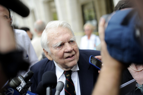 <YONHAP PHOTO-0200> FILE - In this Aug. 9, 2009 file photo, 60 Minutes' Andy Rooney, center leaves the Celebration of Life Memorial ceremony for Walter Cronkite at Avery Fisher Hall in New York. CBS says former "60 Minutes" commentator Andy Rooney died Friday, Nov. 4, 2011, at age 92. (AP Photo/Stephen Chernin, File)/2011-11-06 03:59:57/ <저작권자 ⓒ 1980-2011 ㈜연합뉴스. 무단 전재 재배포 금지.>
Andy Rooney