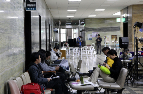 <YONHAP PHOTO-0601> 외통위는 점거중 (서울=연합뉴스) 백승렬 기자 = 민노당 사무처 직원들이 6일 국회 외통위 전체회의실 앞에서 한미FTA 비준안 처리를 반대하며 점거하고 있다. 2011. 11. 6 srbaek@yna.co.kr/2011-11-06 11:07:31/ <저작권자 ⓒ 1980-2011 ㈜연합뉴스. 무단 전재 재배포 금지.>
Officials of the far-left minority Democratic Labor Party stage a sit-in protest against the Korea-U.S. Free Trade Agreement in front of the parliamentary trade committee’s main conference room at the National Assembly building in Yeouido, Seoul, on Sunday.
Yonhap News