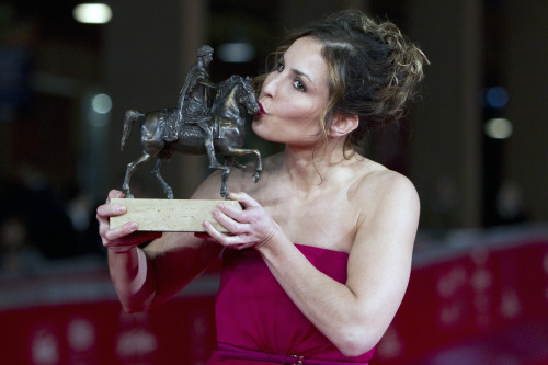 <YONHAP PHOTO-0282> Sweden's actress Noomi Rapace kisses the "Marc'Aurelio" best actress award of the 6th Rome International Film Festival, in Rome, Friday, Nov. 4, 2011. (AP Photo/Andrew Medichini)/2011-11-05 06:14:06/ <저작권자 ⓒ 1980-2011 ㈜연합뉴스. 무단 전재 재배포 금지.>
Swedish actress Noomi Rapace kisses the “Marc’Aurelio” best actress award of the 6th Rome International Film Festival, in Rome, Friday. AP-Yonhap News