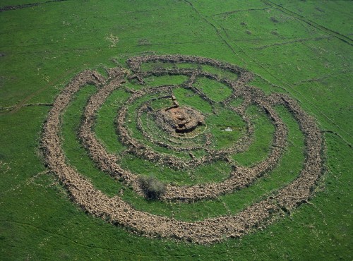 <YONHAP PHOTO-1675> CORRECTS ROGEM HIRI TO RUJM AL-HIRI - This undated aerial photo shows Rujm al-Hiri, an ancient structure of stone circles, in the Golan Heights. A newly proposed solution to an ancient enigma is reviving debate about the nature of a mysterious prehistoric site that some consider the Holy Land's answer to Stonehenge. Some scholars believe the structure of concentric stone circles known as Rujm al-Hiri was an astrological temple, others a burial site for an important figure. The new theory proposed by archaeologist Rami Arav of the University of Nebraska links the circular structure to an ancient method of disposing of the dead. (AP Photo/Albatross) ONE TIME USE ONLY TO GO WITH AP STORY HOLY LAND'S STONEHENGE. NO ARCHIVING OR REUSE ALLOWED/2011-11-03 16:49:58/ <저작권자 ⓒ 1980-2011 ㈜연합뉴스. 무단 전재 재배포 금지.>
Rujm al-Hiri, an ancient structure of stone circles found in the Golan Heights. AP-Yonhap News