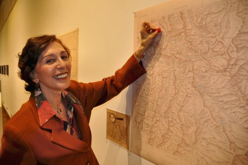 Peruvian Ambassador Marcela Lopez-Bravo places a thumbtack
on a replica of a map from 1904 which shows the whereabouts of
Machu Picchu. (Yoav Cerralbo/The Korea Herald)