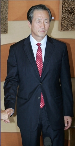 정몽준 국회의원 출생1951년 10월 27일 (부산광역시)소속한나라당 (국회의원), 대한축구협회 (명예회장), 외교통상통일위원회 (위원)
