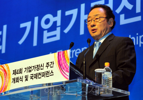 사공일 무역협회 회장이 7일 오전 서울 강남구 삼성동 그랜드인터컨티넨탈호텔에서 열린 제4회 기업가정신 주간행사 개막식에서 행사 선포를 하고 있다.박현구 기자phko@heraldm.com