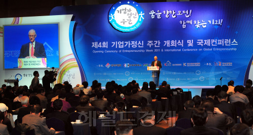아나통 칼레스키 영국 더타임즈 경제분야 에디터가  7일 오전 서울 강남구 삼성동 그랜드인터컨티넨탈호텔에서 열린 제4회 기업가정신 주간행사에서 자본주의 4.0시대의 기업의 역활을 주제로 강연하고 있다.박현구 기자phko@heraldm.com\r\n기업의 역할과 책임 문제를 집중 조명한 제4회 기업가정신 주간 행사에서 ‘자본주의 4.0’의 저자인 아나톨 칼레츠키가 자본주의의 새로운 글로벌 조류와 한국기업의 역할에 대해 강연하고 있다.  박현구 기자/phko@