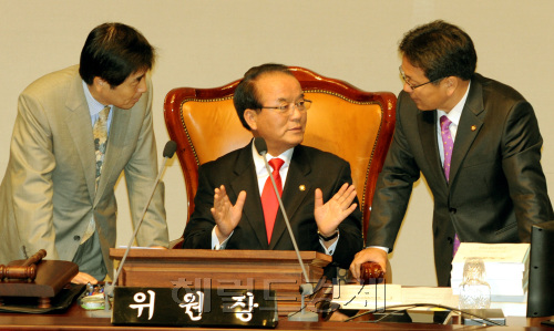 7일부터 사흘간 진행되는 내년도 예산안에 대한 정책질의가 열린 국회 예결위 전체회의에 앞서 정갑윤(가운데) 위원장과 장윤석(왼쪽) 한나라당 간사, 강기정 민주당 간사가 의사일정을 협의하고 있다.양동출dcyang@heraldm.com/111107/\r\n7일부터 사흘간 진행되는 내년도 예산안에 대한 정책질의가 열린 국회 예결위 전체회의에 앞서 정갑윤(가운데) 위원장과 장윤석(왼쪽) 한나라당 간사, 강기정 민주당 간사가 의사일정을 협의하고 있다.양동출dcyang@heraldm.com/111107/\r\n민주당이 한ㆍ미 FTA 국회 비준안 처리와 내년도 예산안을 연계하겠다고 밝힌 가운데 7일 국회 예결위 전체회의에 앞서 정갑윤(가운데) 위원장과 장윤석(왼쪽) 한나라당 간사, 강기정 민주당 간사가 의사 일정을 협의하고 있다.  양동출 기자/dcyang@heraldm.com
