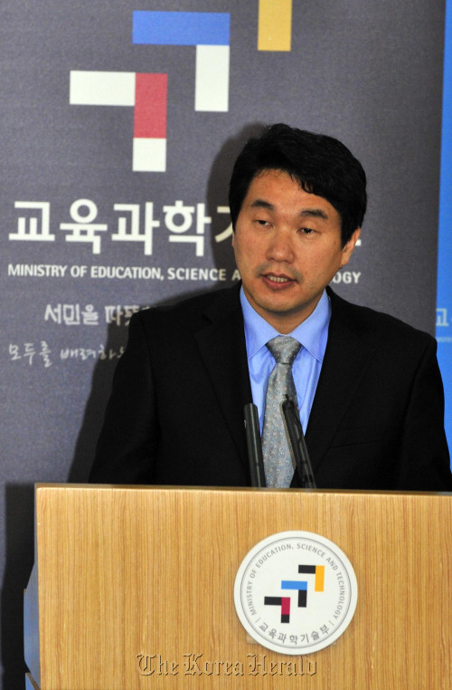 이주호 교육과학기술부장관은 7일 오전 서울 세종로 정부중앙청사에서 명신대와 성화대학교 폐쇄조치와 함께 부실 대학에 대한 구조개혁에 관한 브리핑을 하고 있다.<br />김명섭 기자 msiron@
Education Minister Lee Ju-ho