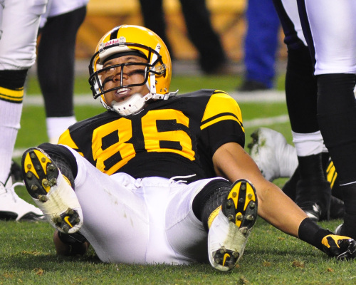 <YONHAP PHOTO-0853> Pittsburgh Steelers Hines Ward is slow to rise after being hit hard by two Baltimore Ravens players and does not return for the balance of the first half at Heinz Field in Pittsburgh, Pennsylvania on November 6, 2011. UPI/Archie Carpenter/2011-11-07 12:44:05/ <저작권자 ⓒ 1980-2011 ㈜연합뉴스. 무단 전재 재배포 금지.>
Pittsburgh Steelers wide receiver Hines Ward tries to get up after making a block on Sunday.  UPI-Yonhap News