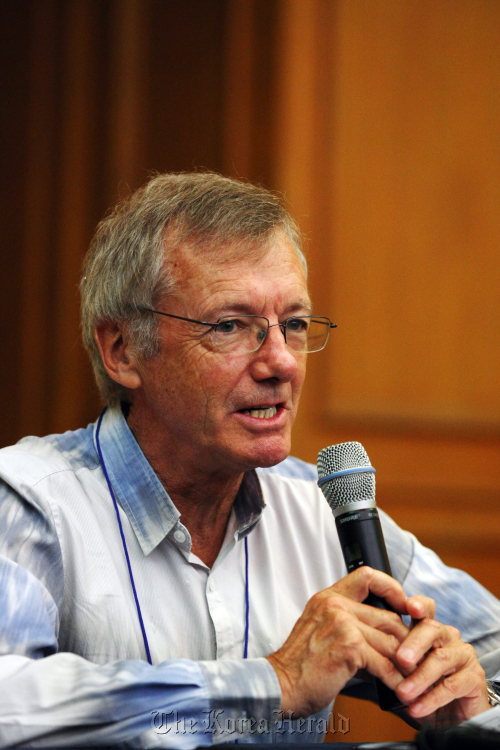 Tony Wheeler, co-founder of Lonely Planet, speaks during a press conference at Lotte Hotel Jeju on Jeju Island, Monday.  Jeju Olle
