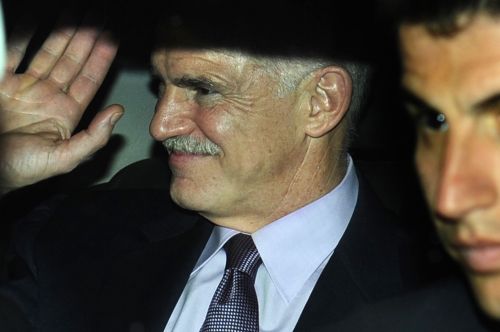 <YONHAP PHOTO-0255> Greek Prime Minister George Papandreou waves as he leaves the presidental palace in Athens on November 6, 2011 following his meeting with Greece's president and opposition leader. Papandreou agreed to step down and political leaders will meet tomorrow to form a new unity government to end the political crisis, the president's office said. AFP PHOTO / ARIS MESSINIS /2011-11-07 07:08:41/ <저작권자 ⓒ 1980-2011 ㈜연합뉴스. 무단 전재 재배포 금지.>\r\n<YONHAP PHOTO-0255> Greek Prime Minister George Papandreou waves as he leaves the presidental palace in Athens on November 6, 2011 following his meeting with Greece's president and opposition leader. Papandreou agreed to step down and political leaders will meet tomorrow to form a new unity government to end the political crisis, the president's office said. AFP PHOTO / ARIS MESSINIS /2011-11-07 07:08:41/ <저작권자 ⓒ 1980-2011 ㈜연합뉴스. 무단 전재 재배포 금지.>