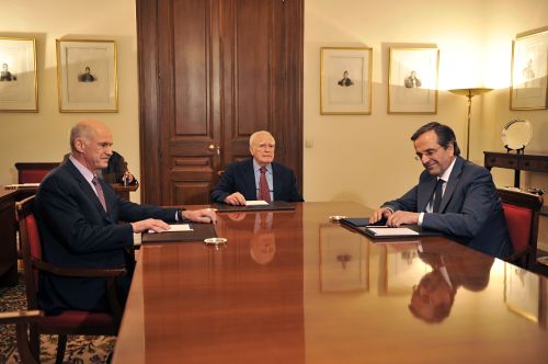 <YONHAP PHOTO-0120> Greek Prime Minister George Papandreou (L), Greek President Carolos Papoulias (C) and the leader of the main opposition party Antonis Samaras (R) meet at the presidental palace in Athens, on November 6, 2011. Last-ditch talks began in Greece between the prime minister, the chief of the opposition and the president on forming a unity government to take the country out of political and economic deadlock. AFP PHOTO / LOUISA GOULIAMAKI /2011-11-07 06:10:00/ <저작권자 ⓒ 1980-2011 ㈜연합뉴스. 무단 전재 재배포 금지.>\r\n<YONHAP PHOTO-0120> Greek Prime Minister George Papandreou (L), Greek President Carolos Papoulias (C) and the leader of the main opposition party Antonis Samaras (R) meet at the presidental palace in Athens, on November 6, 2011. Last-ditch talks began in Greece between the prime minister, the chief of the opposition and the president on forming a unity government to take the country out of political and economic deadlock. AFP PHOTO / LOUISA GOULIAMAKI /2011-11-07 06:10:00/ <저작권자 ⓒ 1980-2011 ㈜연합뉴스. 무단 전재 재배포 금지.>