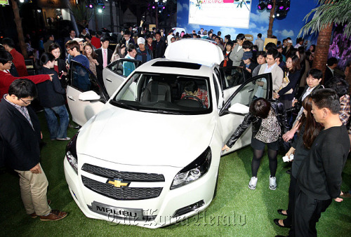 People look at GM’s new mid-sized sedan Malibu.   Yonhap News