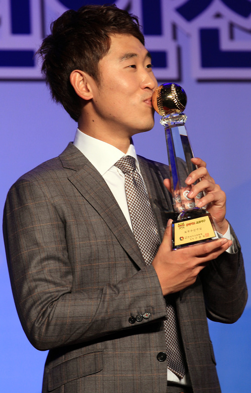 <YONHAP PHOTO-1280> '내가 MVP' (서울=연합뉴스) 이지은 기자 = 7일 오후 서울 강남구 삼성동 코엑스 인터컨티넨탈호텔에서 열린 2011 한국야구선수권대회 최우수선수(MVP)와 최우수 신인선수 시상식에서 MVP를 받은 윤석민(KIA)이 트로피에 입을 맞추고 있다. 2011.11.7 jieunlee@yna.co.kr/2011-11-07 15:28:16/ <저작권자 ⓒ 1980-2011 ㈜연합뉴스. 무단 전재 재배포 금지.>
Kia Tigers pitcher Yoon Seok-min poses with his MVP award.  Yonhap News